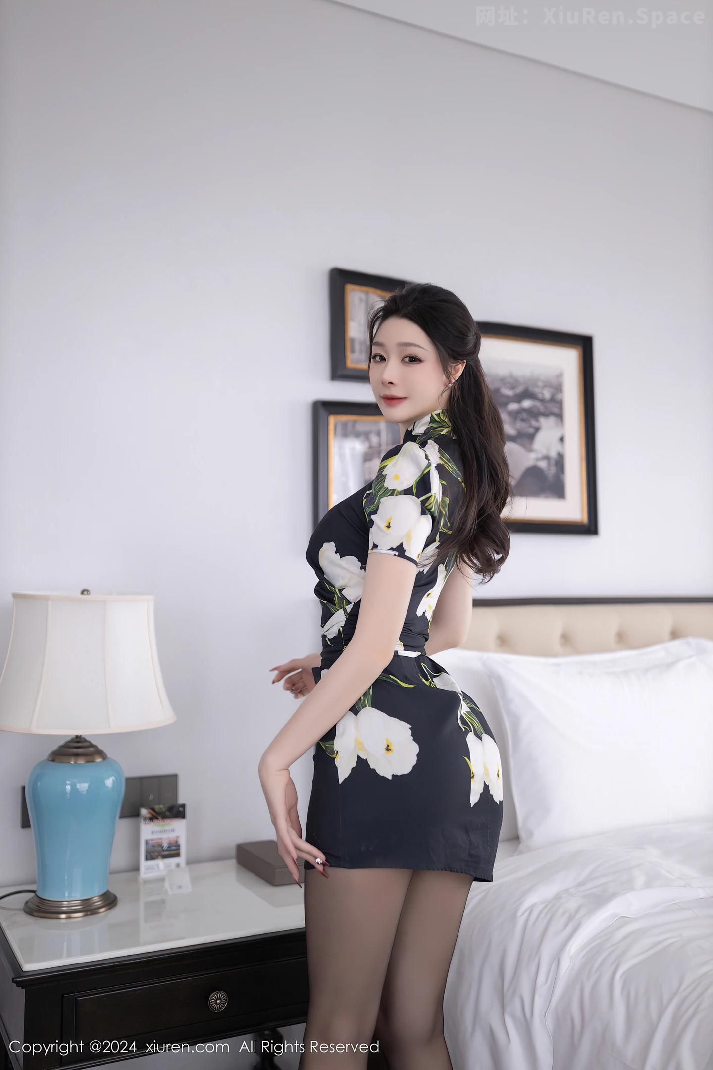 图片[2]-[XiuRen秀人网]VOL.8768 模特小逗逗性感花色图案连衣短裙配超薄黑丝秀曼妙身姿诱惑写真80P-秀人网官方网站